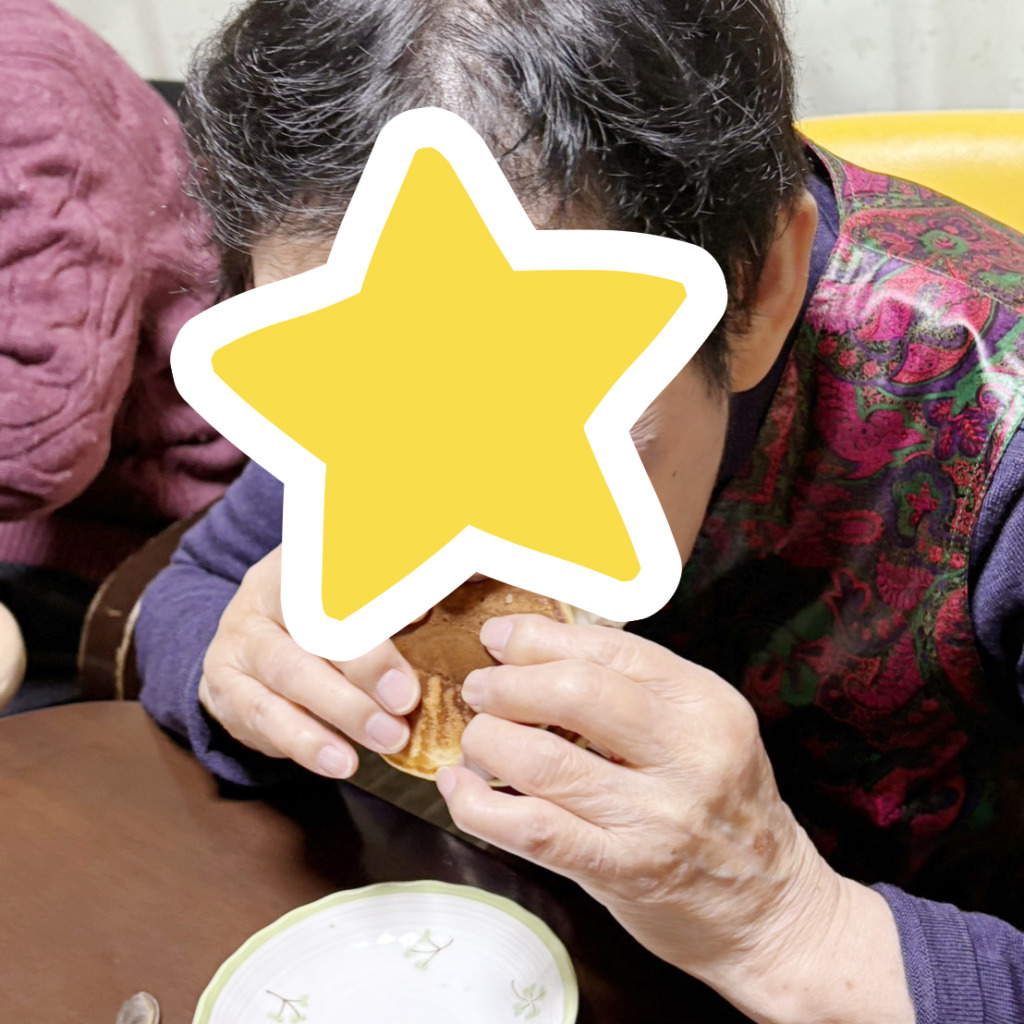 栗どら焼きを食べる利用者さま