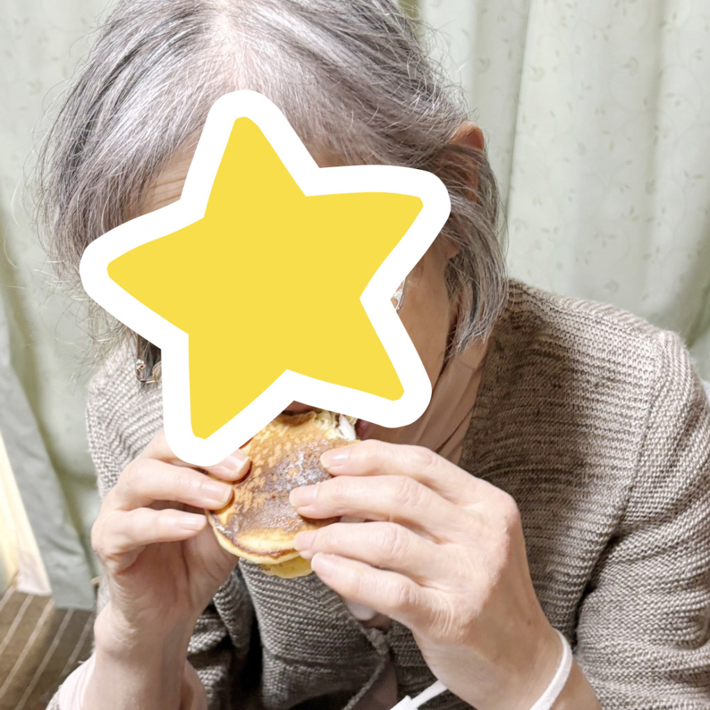 栗どら焼きを食べる利用者さま