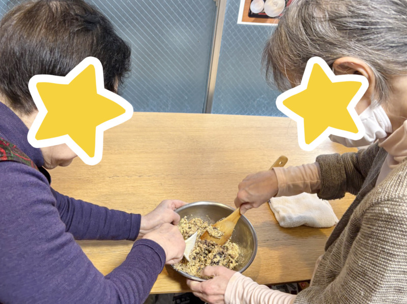 一緒に栗入りつぶあんを作る利用者さまたち