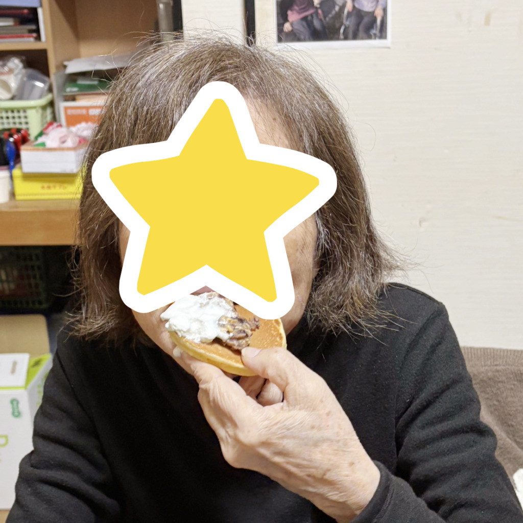 栗どら焼きを食べる利用者さま