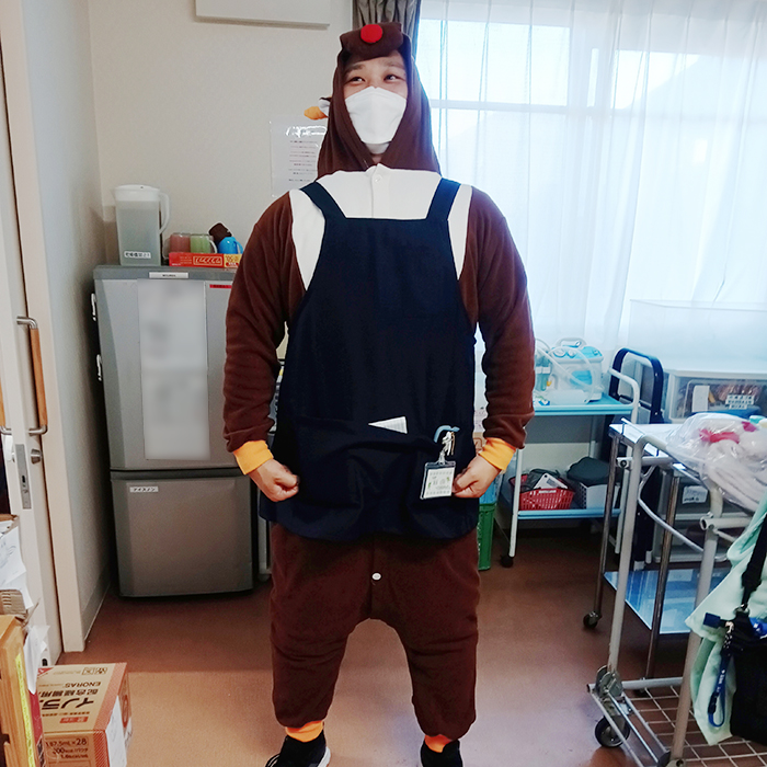 着ぐるみを着るスタッフ
