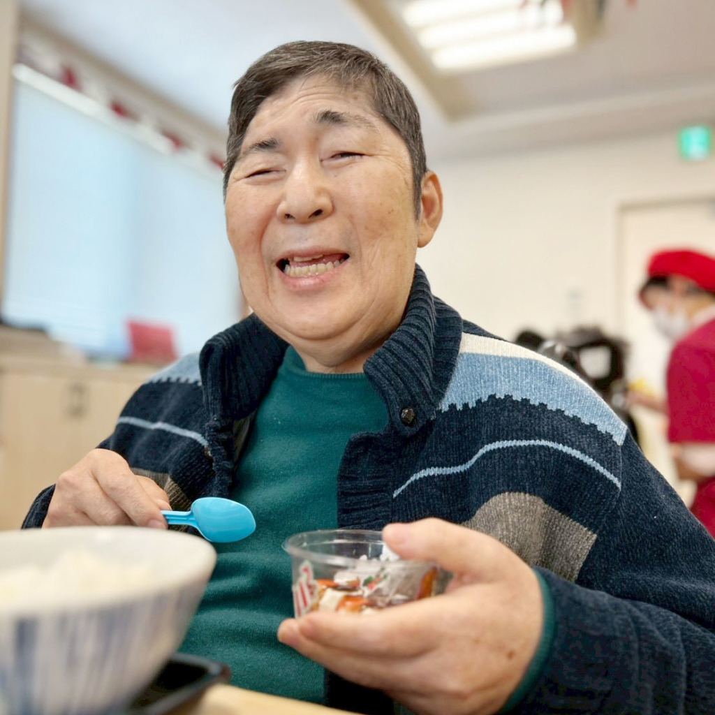 デザートを食べて笑顔の入居者さま