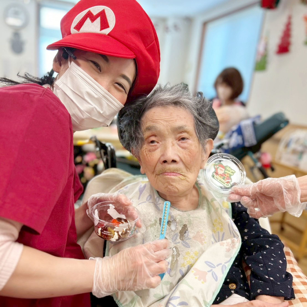 仮装をしたスタッフと一緒に写真に写る入居者さま