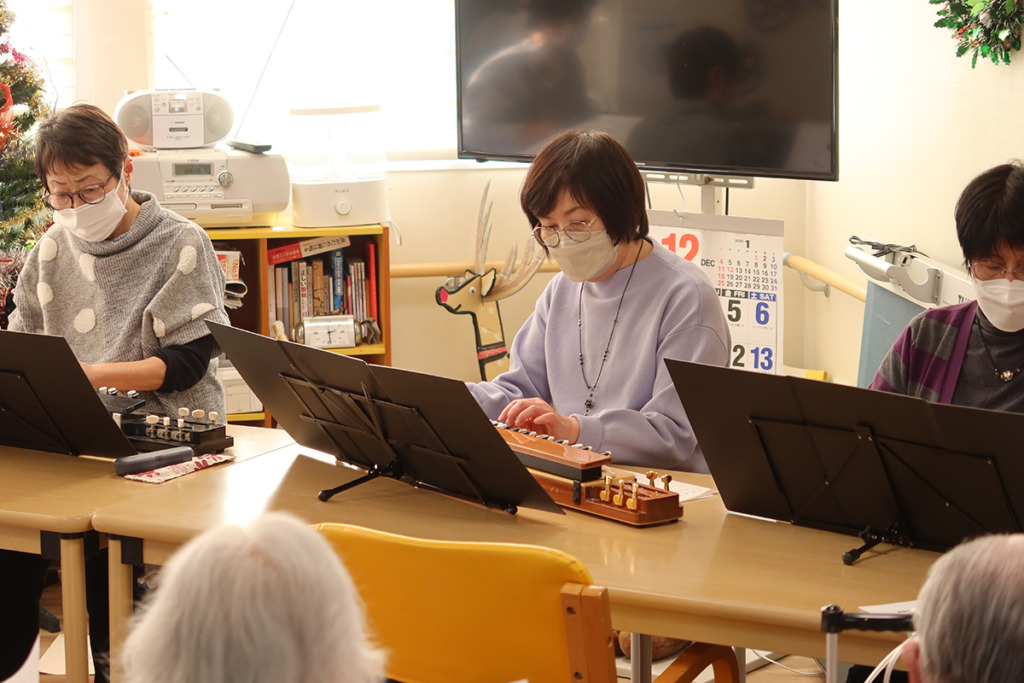 演奏を披露するM4の皆さん