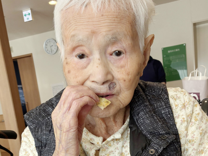 焼き芋を食べる入居者さま