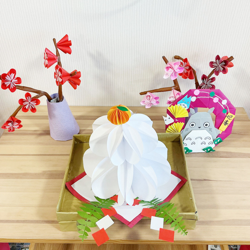 テレビの下の鏡もちと梅の立体折り紙