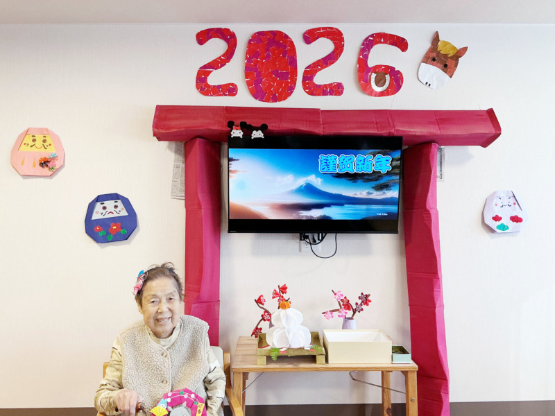 鳥居の前で写真に写る入居者さま