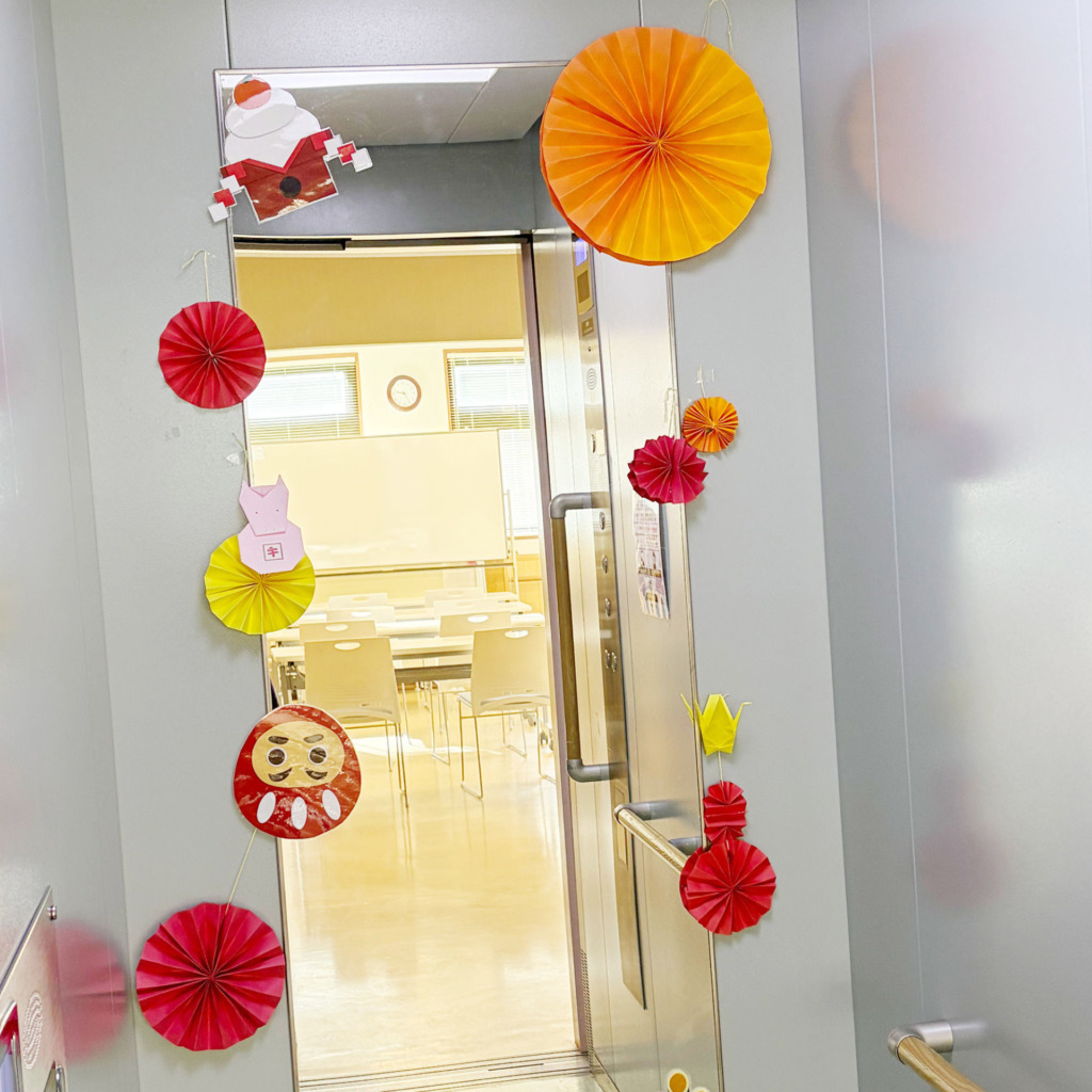 正月飾りが施されているナーシング和楽縁本店のエレベーター内