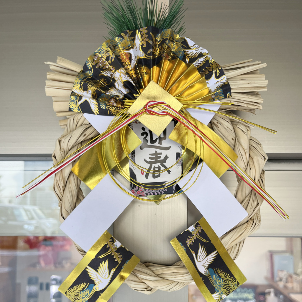 ナーシング和楽縁みどり入口のしめ縄飾り