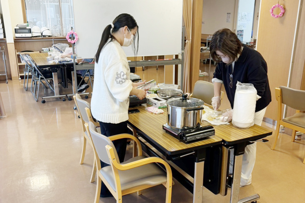 そばを作る事務員たち