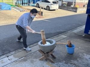 COSMOS様に招待され餅をつくO施設長