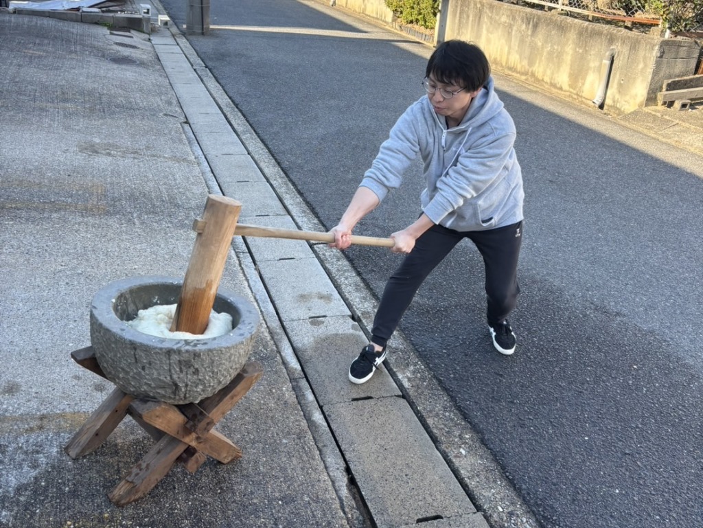 COSMOS様に招待され餅をつくF看護チーフ