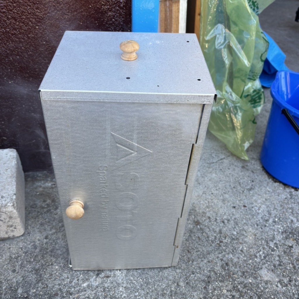 燻製チーズを作っているスモーカー