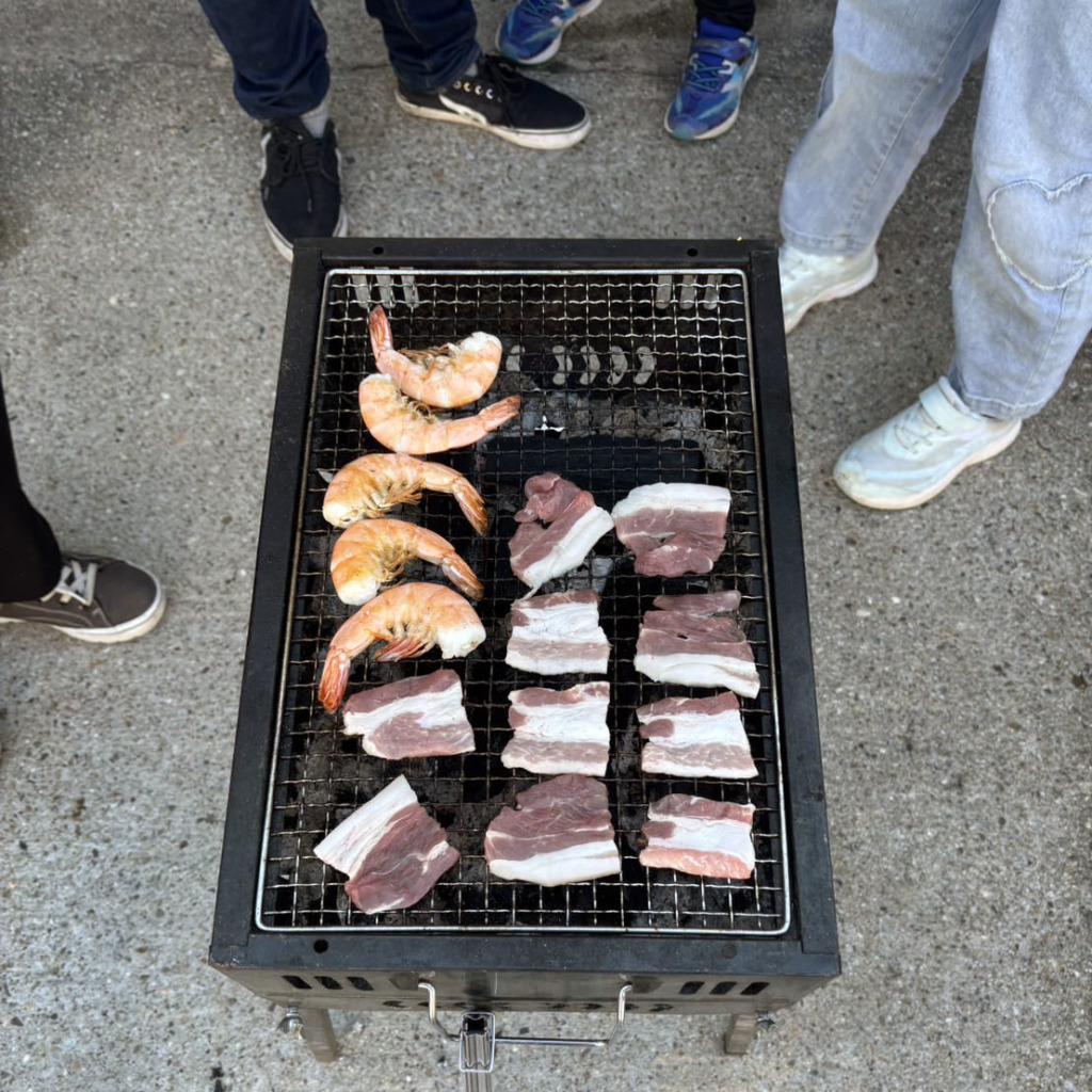 肉とえびを焼いているBBQ