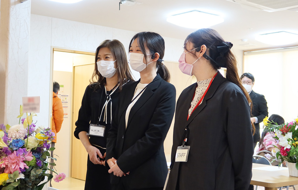 内覧会で受付するスタッフ