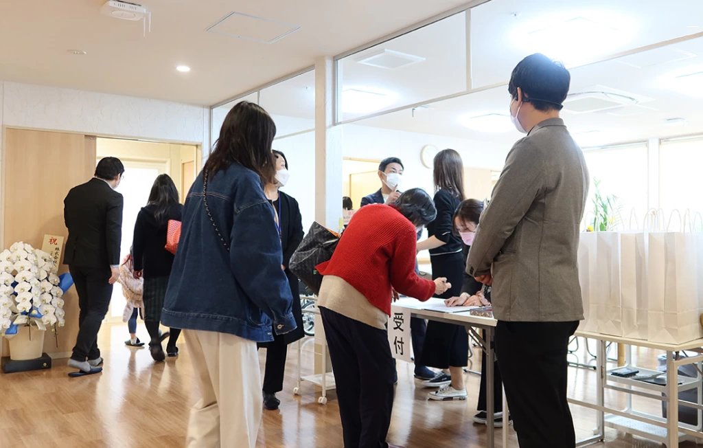 受付に集まる来場者の皆さま