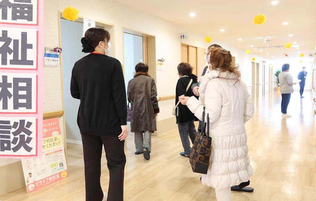 施設を見て回る来場者の皆さま