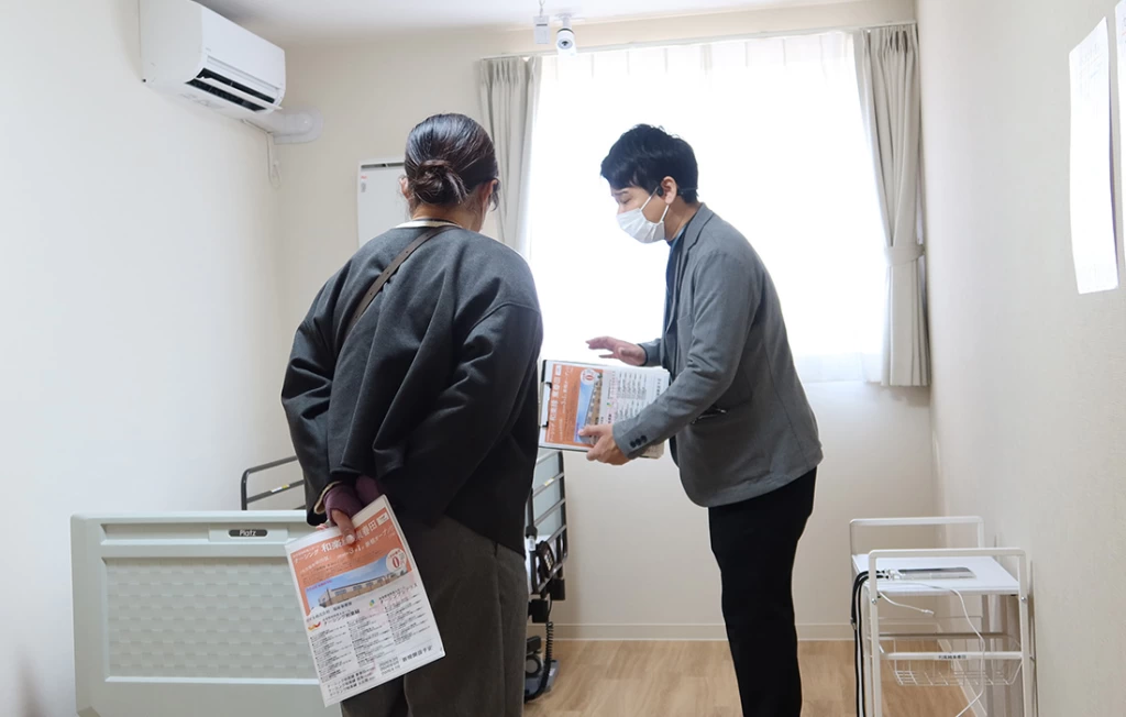 ご来場者に説明をするK施設長