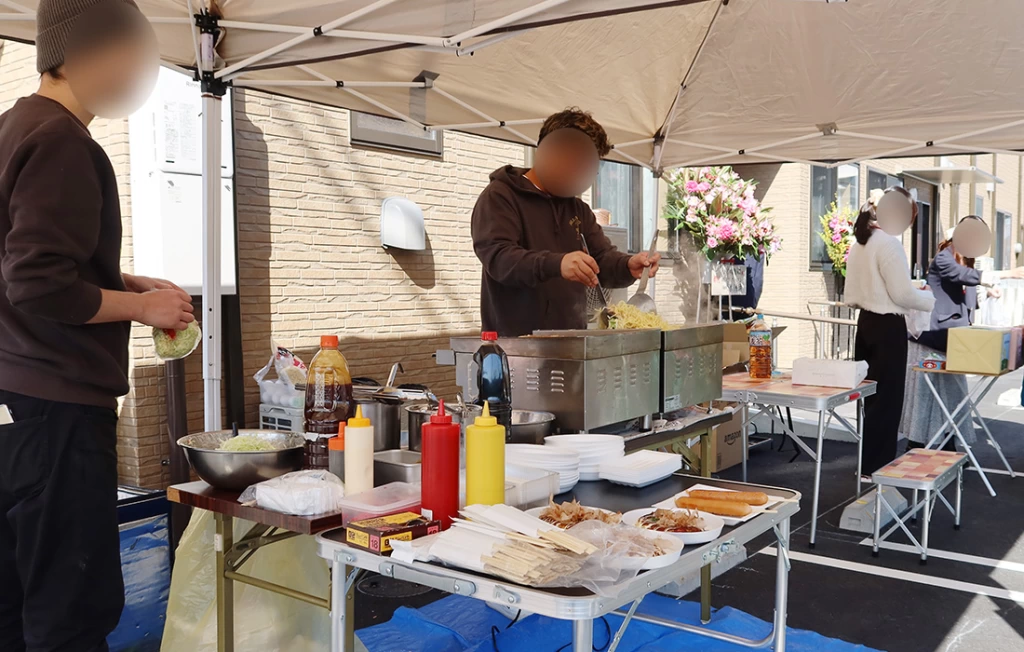 お好み焼きを焼いてくださっている、だいだい薬局様