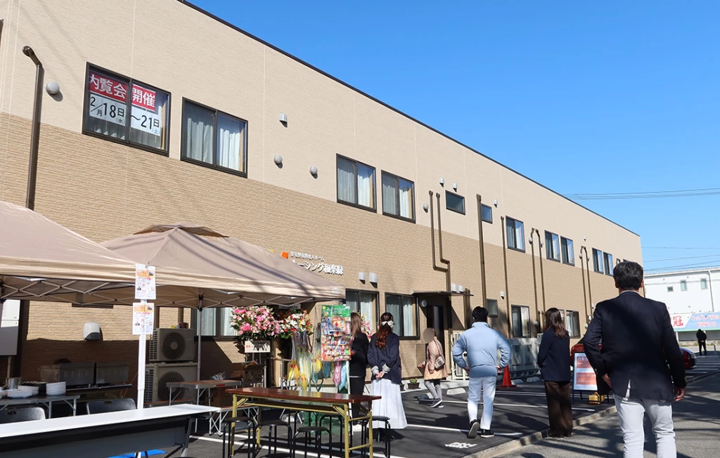 ナーシング和楽縁東春田の中に入っていく来場者さま