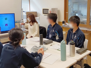 スタッフから説明を受けている中学生の皆さん