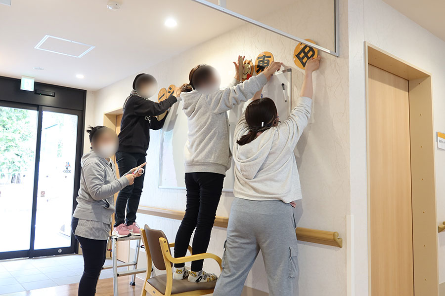 内覧会の準備をするスタッフ