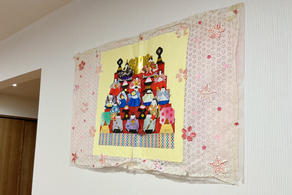 折り紙で作ったひな壇の壁飾り