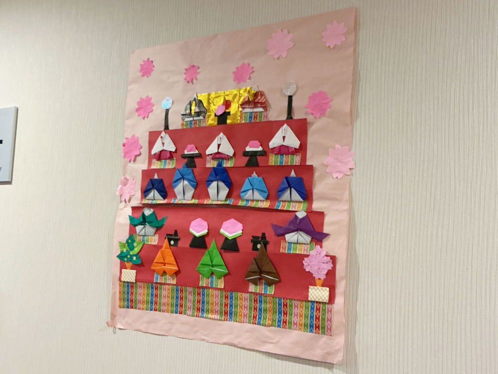 折り紙で作ったひな壇の壁飾り