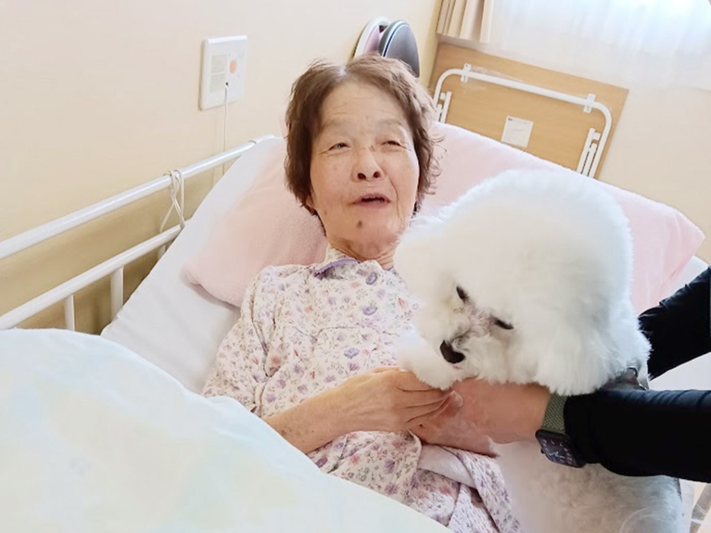 メルちゃんと触れあって笑顔の入居者さま