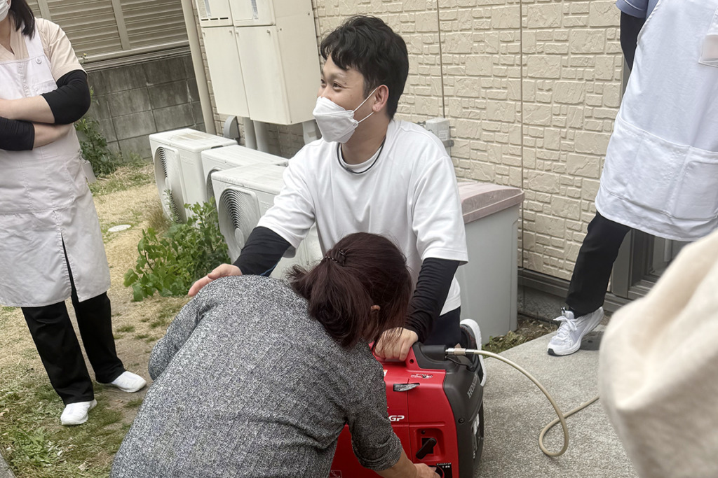 防災訓練中のスタッフ