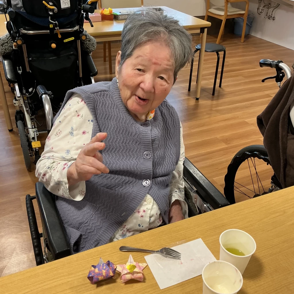 ひな祭りのメニューを食べて満足そうな入居者さま