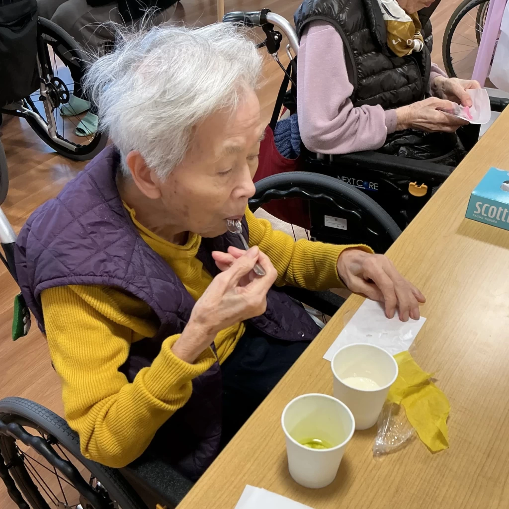 練り切りを食べる入居者さま