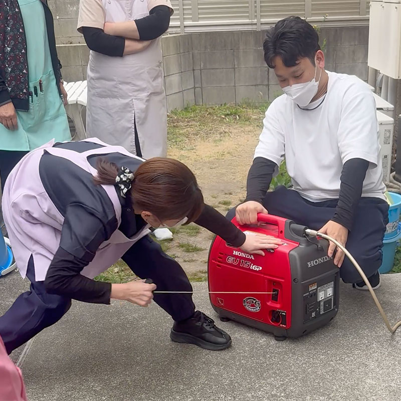 発電機を操作するスタッフ