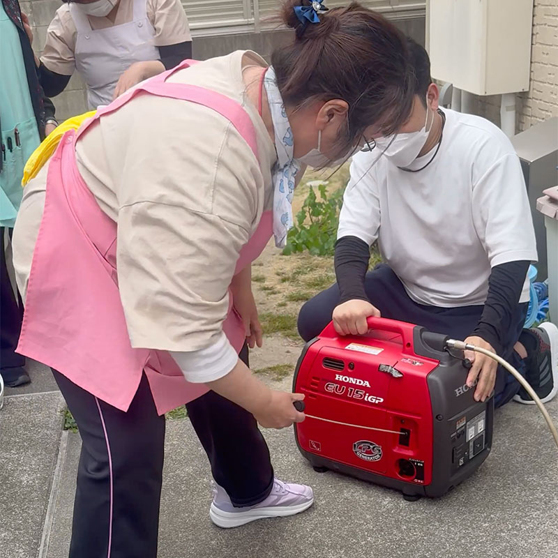 発電機を操作するスタッフ