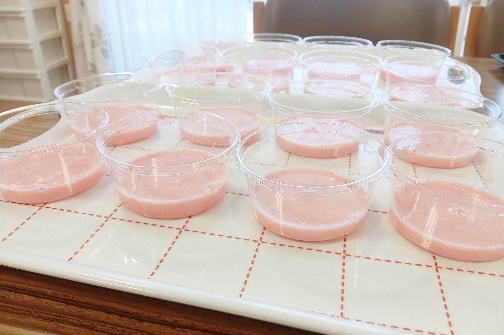 桃のゼリーをカップに作った状態