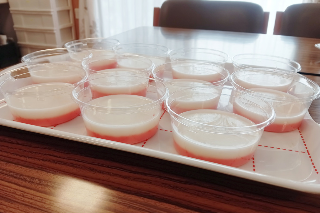 桃の上に白のゼリーを積んだ状態